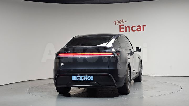 Tesla Model Y 2025 — 3