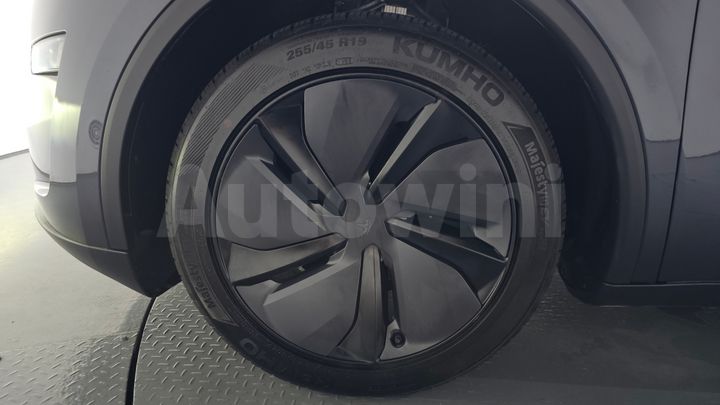 Tesla Model Y 2025 — 4