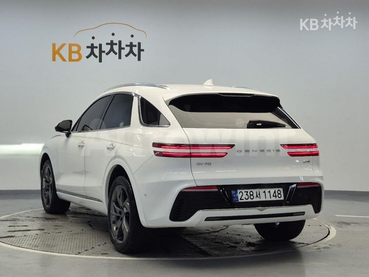 Genesis GV70 2022 KMTMB81ADNU075593 — 2