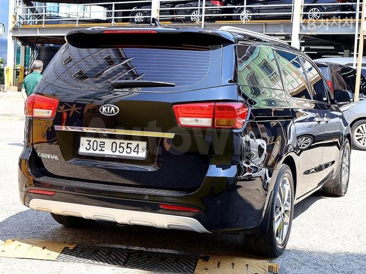 Kia Carnival 2017 KNAMC81ABHS251864 — 4
