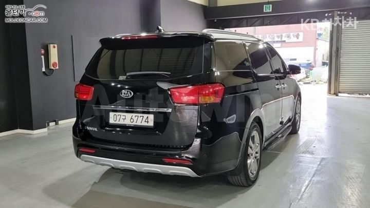 Kia Carnival 2018 KNAMC81ABJS411759 — 2