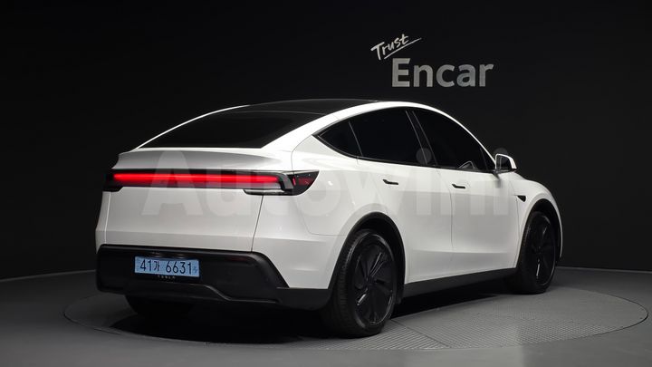 Tesla Model Y 2025 — 2