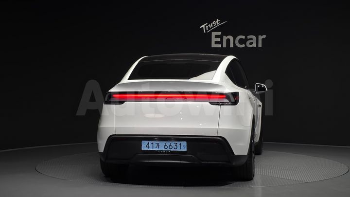 Tesla Model Y 2025 — 4