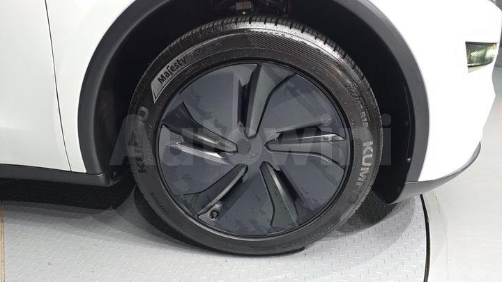 Tesla Model Y 2025 — 5