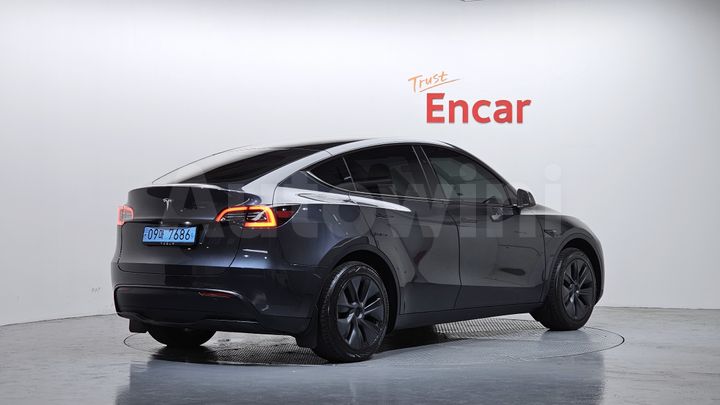 Tesla Model Y 2025 — 2