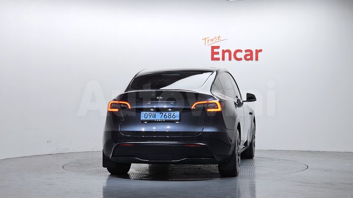 Tesla Model Y 2025 — 4