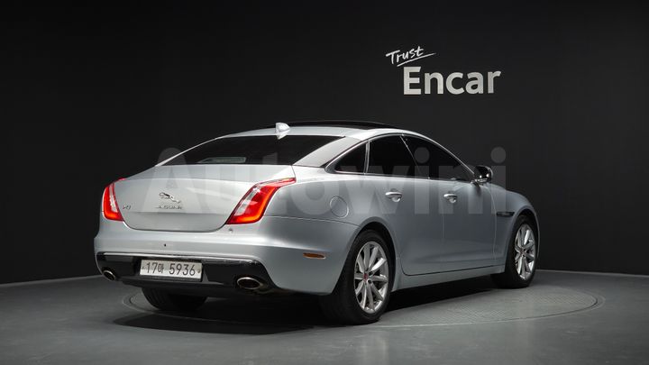 Jaguar XJ