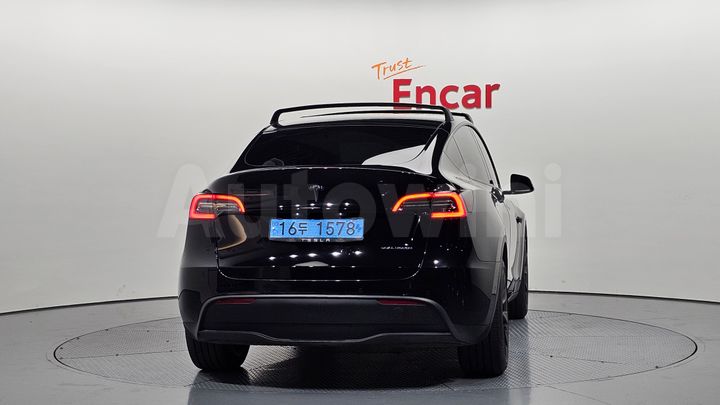 Tesla Model Y 2021 — 3