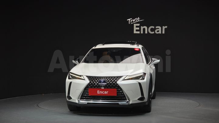 Lexus UX 2021 — 3