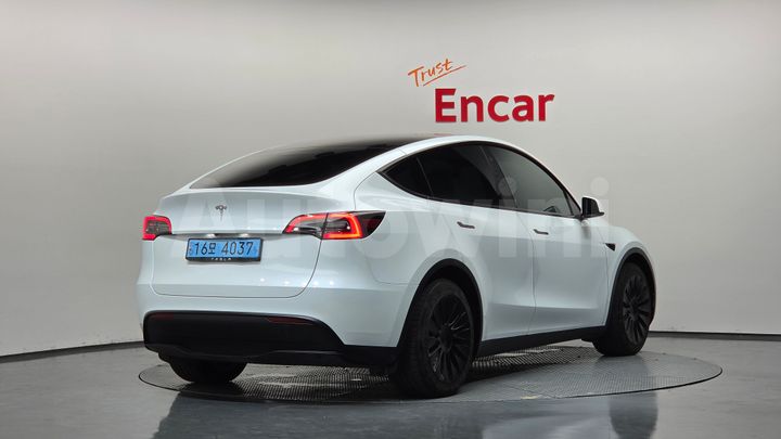 Tesla Model Y 2023 — 2