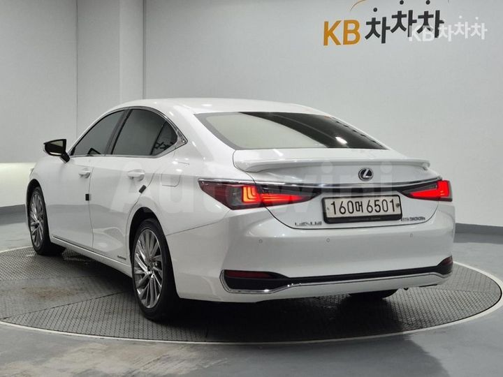 Lexus ES 2022 — 2