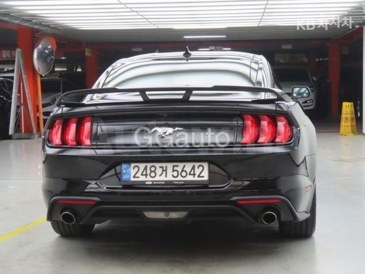 Ford Mustang 2022 — 3