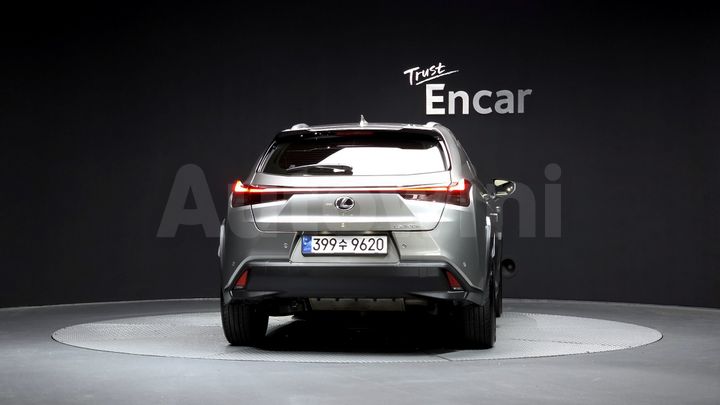 Lexus UX 2025 — 4