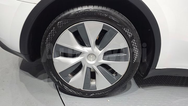 Tesla Model Y 2024 — 5