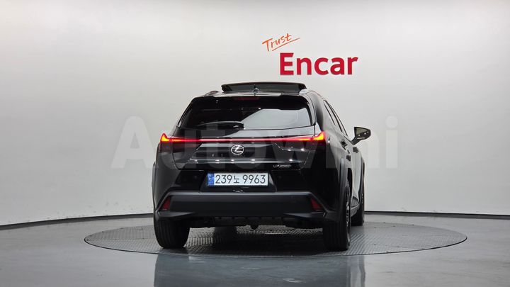 Lexus UX 2024 — 4