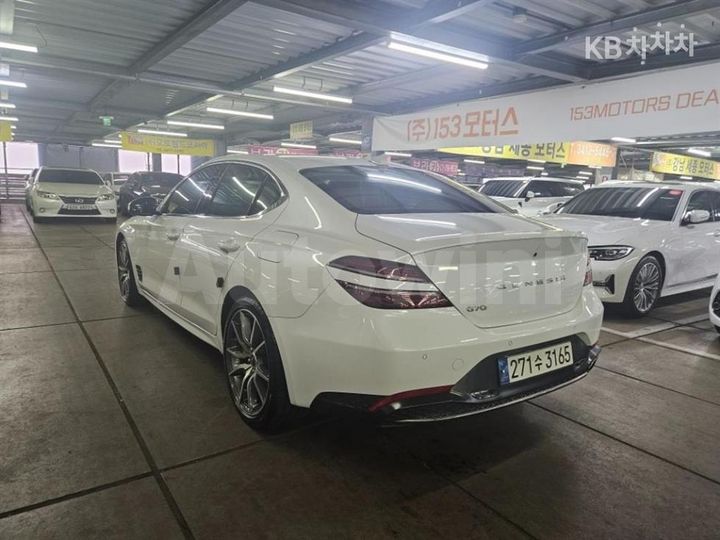 Genesis G70 2021 KMTG341ABMU083696 — 4