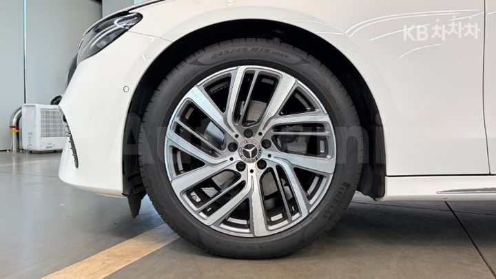 Mercedes Benz E Class 2024 — 5