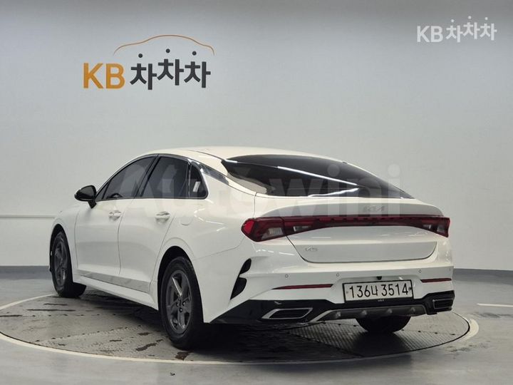 Kia K5 2023 — 2
