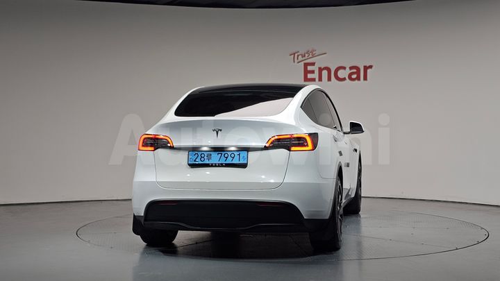 Tesla Model Y 2024 — 3
