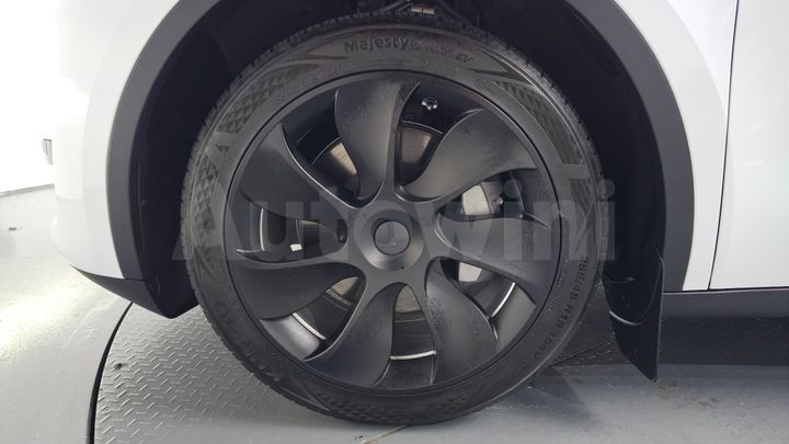 Tesla Model Y 2024 — 4