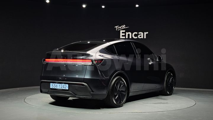 Tesla Model Y 2025 — 2