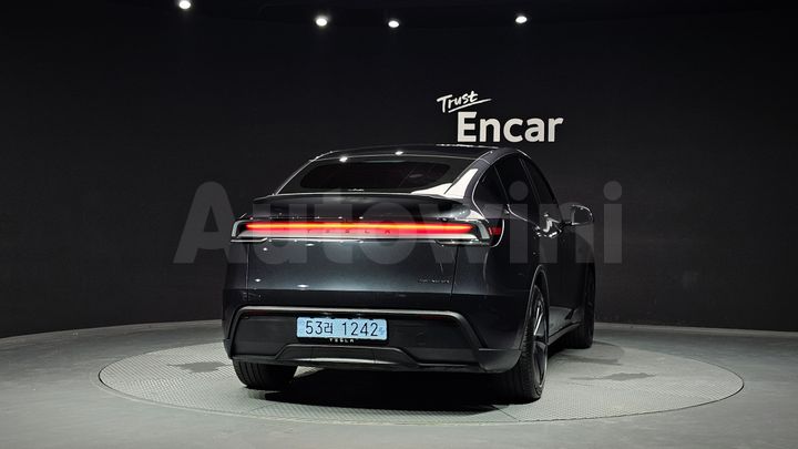 Tesla Model Y 2025 — 4