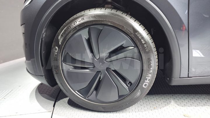 Tesla Model Y 2025 — 5
