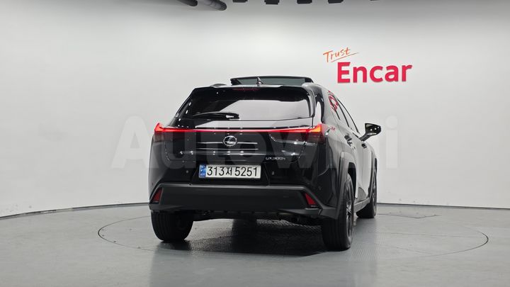 Lexus UX 2025 — 4