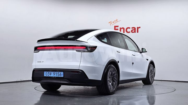 Tesla Model Y 2026 — 2