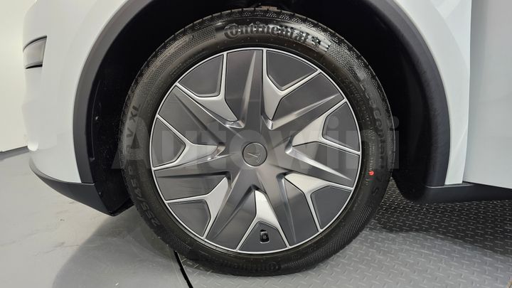 Tesla Model Y 2026 — 5