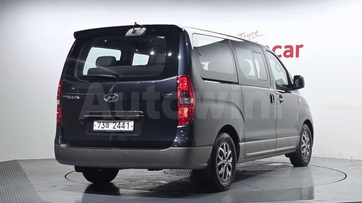 Hyundai Starex 2017 — 2