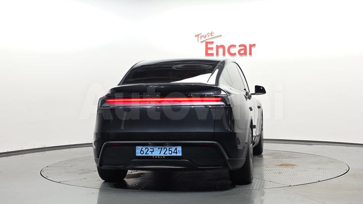Tesla Model Y 2025 — 3