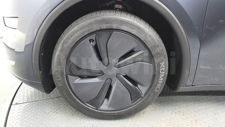 Tesla Model Y 2025 — 4