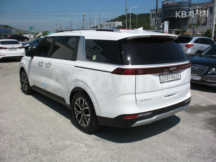 Kia Carnival 2023 KNANB81BBPS261031 — 5
