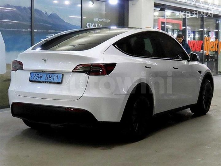 Tesla Model Y 2024 LRWYGCFS2RC159264 — 4