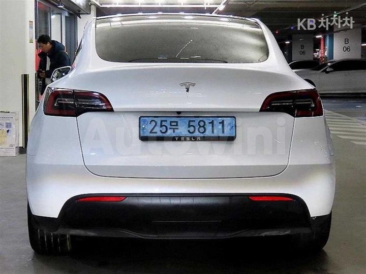Tesla Model Y 2024 LRWYGCFS2RC159264 — 5