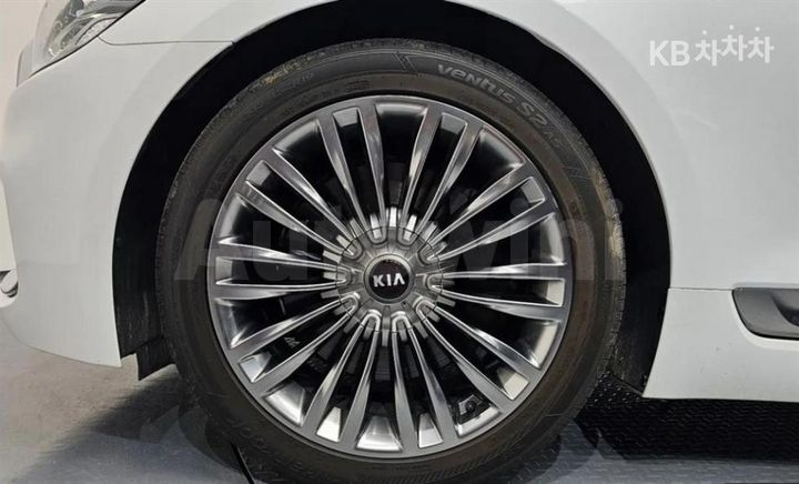 Kia K9 2019 KNAS2418BKS003810 — 5