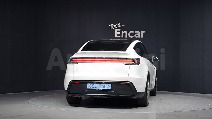 Tesla Model Y 2025 — 4
