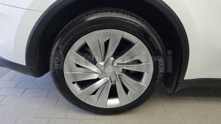 Tesla Model Y 2025 — 5