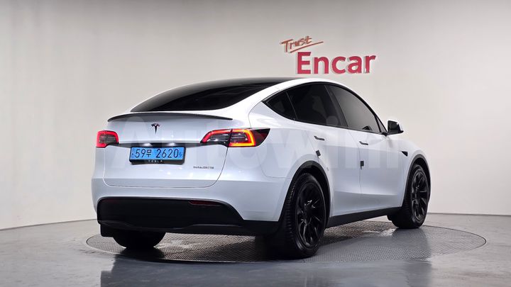 Tesla Model Y 2024 — 2