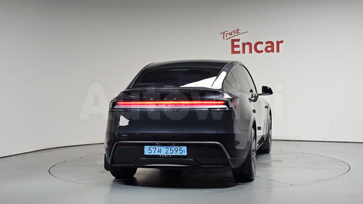 Tesla Model Y 2025 — 3