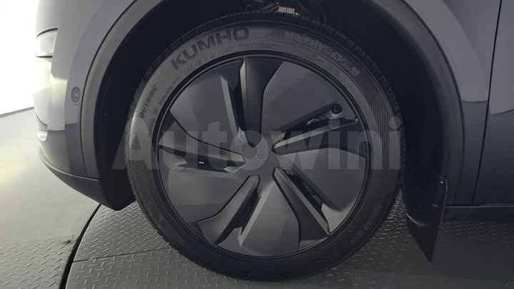 Tesla Model Y 2025 — 4