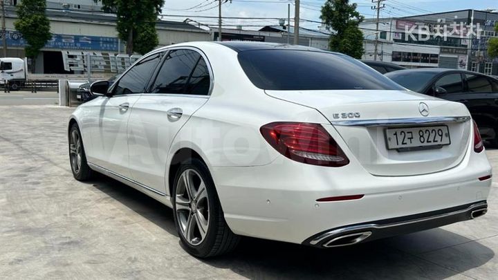 Mercedes-Benz E Class 2017 WDDZF4JB0HA068095 — 4