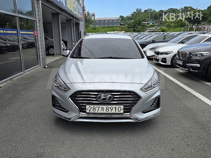 Hyundai Sonata 2018 KMHE341DBJA381379 — 2