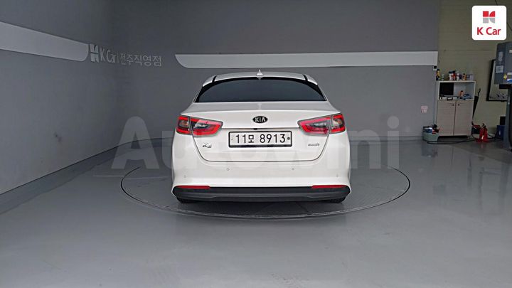 Kia K5 2015 KNAGN41CBFA093473 — 4