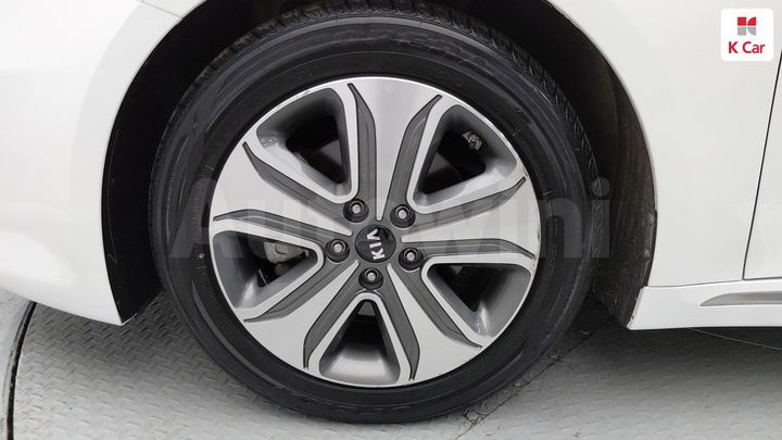 Kia K5 2018 KNAGU41EBJA026305 — 5