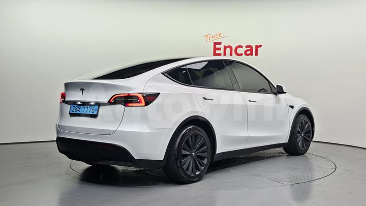 Tesla Model Y 2024 — 2