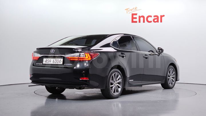Lexus ES 2018 — 3