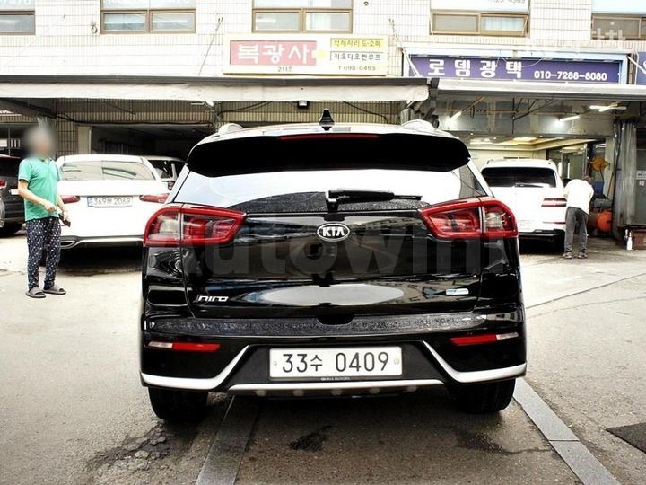 Kia Niro 2017 KNACB81CGHA016257 — 3