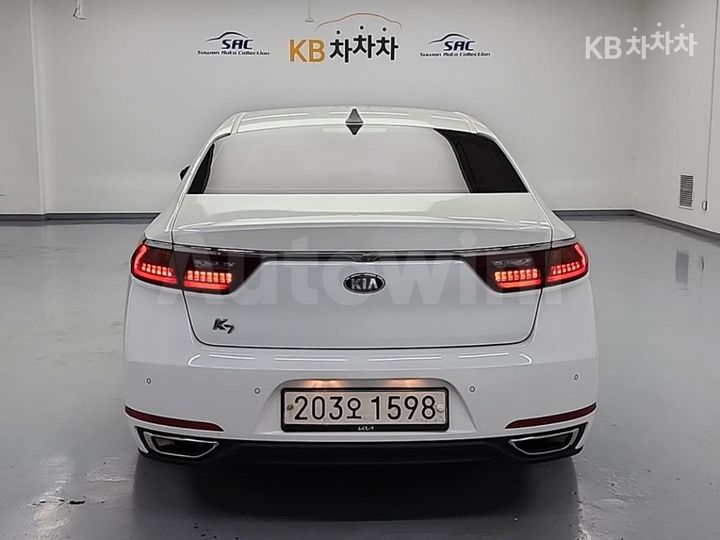 Kia K7 2018 KNALB415BJA138602 — 3